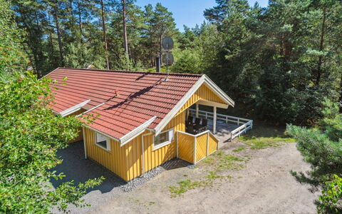 Freija - 800M from the Sea: Træ, Tag, Arkitektur, Hjem, Hus, Sommerhus, Sidespor, Hårdttræ, Hældning, Estate