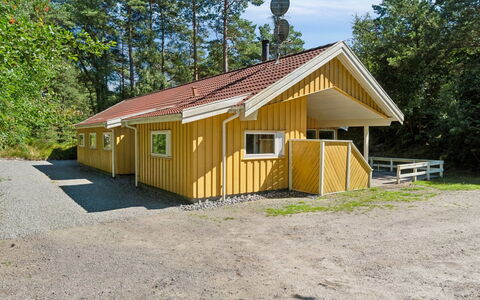 Freija - 800M from the Sea: Træ, Tag, Arkitektur, Hjem, Hus, Sommerhus, Sidespor, Hårdttræ, Hældning, Estate