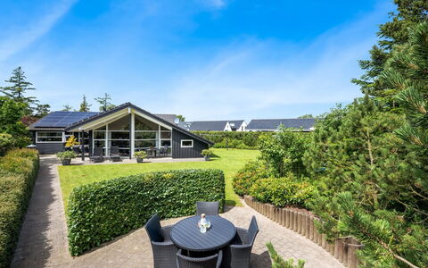 Fritzi - 1.7Km from the Sea: Hjem, Tag, Estate, Bunddække, Sommerhus, Have, Lawn, Landscaping, Skygge, Gård