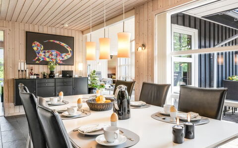 Fritzi - 1.7Km from the Sea: Indretning, Møbel, Loft, Hjem, Køkken & Spisebord, Lysarmatur, Stol, Spisestue, Lysekrone, Stueplante