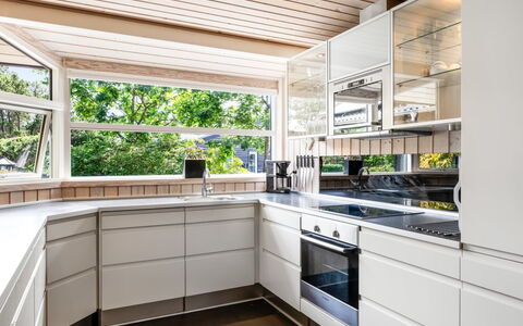 Fritzi - 1.7Km from the Sea: Indretning, Køkken, Træ, Gulvbelægning, Countertop, Loft, Cabinetry, Køkken Apparat, Hjem, Etage