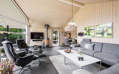 Fritzi - 1.7Km from the Sea: Couch, Stue, Indretning, Hjem, Loft, Lysarmatur, Stueplante, Stol, Sofa Seng