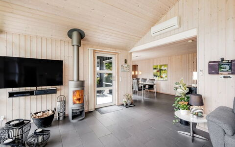 Fritzi - 1.7Km from the Sea: Træ, Hjem, Indretning, Loft, Trægulve, Sommerhus, Stue, Hårdttræ, Stol, Bejdse