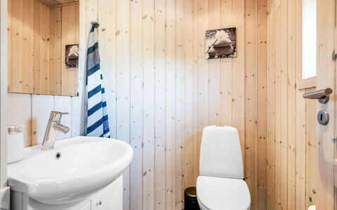Fritzi - 1.7Km from the Sea: Træ, Toiletbræt, Sanitærarmatur, Gulvbelægning, Toilet, Badeværelse, Etage, Indretning, Håndvask, Badeværelsesvask