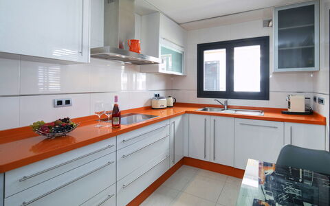 Cap-Negret: Tap, Cabinetry, Køkkenvask, Countertop, Håndvask, Komfur, Køkken, Vindue, Skuffe, Træ