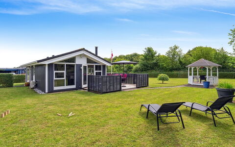 Tayana - 700M from the Sea: Møbel, Indretning, Gulvbelægning, Etage, Loft, Værelse, Stol, Bord, Lejlighed, Køkken & Spisebord