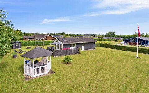 Tayana - 700M from the Sea: Møbel, Indretning, Gulvbelægning, Etage, Loft, Værelse, Stol, Bord, Lejlighed, Køkken & Spisebord