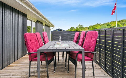 Tayana - 700M from the Sea: Møbel, Indretning, Gulvbelægning, Etage, Loft, Værelse, Stol, Bord, Lejlighed, Køkken & Spisebord
