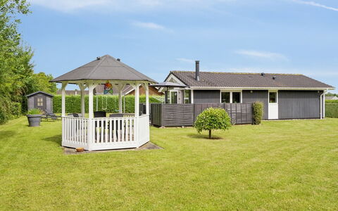 Tayana - 700M from the Sea: Møbel, Indretning, Gulvbelægning, Etage, Loft, Værelse, Stol, Bord, Lejlighed, Køkken & Spisebord