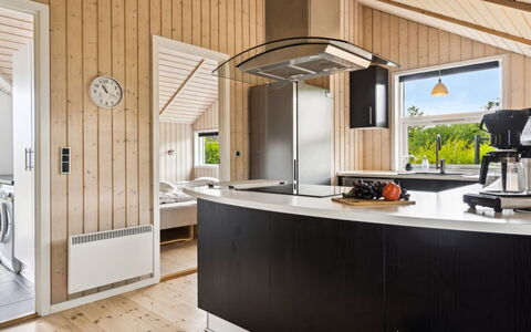 Siggi - 800M from the Sea: Indretning, Træ, Køkken, Loft, Gulvbelægning, Countertop, Lysarmatur, Belysning, Møbel, Hjem
