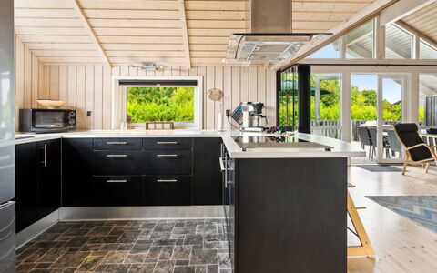 Siggi - 800M from the Sea: Køkken, Træ, Countertop, Gulvbelægning, Loft, Indretning, Møbel, Køkken Apparat, Etage, Trægulve