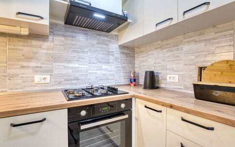 Zora: Cabinetry, Bygning, Countertop, Ejendom, Køkken Apparat, Køkken, Komfur, Træ, Hus, Etage