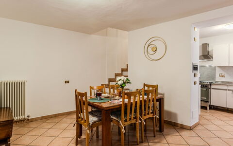 A Casa di Lale: Bord, Møbel, Stol, Træ, Indretning, Bygning, Gulvbelægning, Etage, Bejdse, Hårdttræ