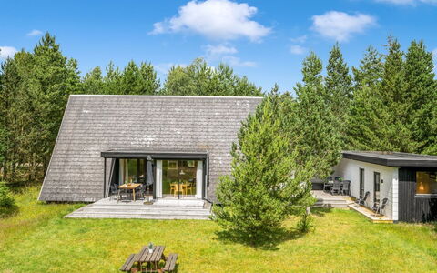 Peta - 1.6Km from the Sea: Tag, Hus, Hjem, Sommerhus, Dør, Sidespor, Estate, Lawn, Gård, Veranda