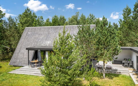 Peta - 1.6Km from the Sea: Tag, Hus, Hjem, Sommerhus, Dør, Sidespor, Estate, Lawn, Gård, Veranda