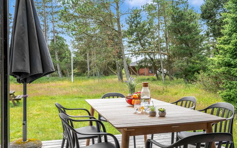 Peta - 1.6Km from the Sea: Tag, Hus, Hjem, Sommerhus, Dør, Sidespor, Estate, Lawn, Gård, Veranda