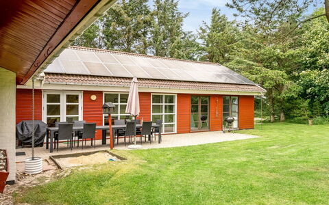 Aisling - 700M from the Sea: Blå, Busk, Sommerhus, Bunddække, Have, Estate, Skygge, Landscaping, Stuehus, Eco Hotel