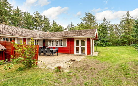 Aisling - 700M from the Sea: Blå, Busk, Sommerhus, Bunddække, Have, Estate, Skygge, Landscaping, Stuehus, Eco Hotel