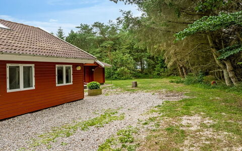 Aisling - 700M from the Sea: Blå, Busk, Sommerhus, Bunddække, Have, Estate, Skygge, Landscaping, Stuehus, Eco Hotel