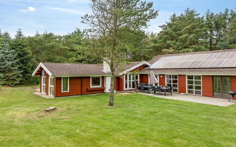 Aisling - 700M from the Sea: Blå, Busk, Sommerhus, Bunddække, Have, Estate, Skygge, Landscaping, Stuehus, Eco Hotel