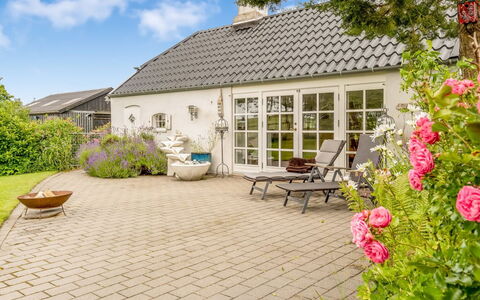 Ømunde - 1.8Km from the Sea: Møbel, Indretning, Gulvbelægning, Etage, Bord, Loft, Køkken & Spisebord, Belysning, Stol, Hjem