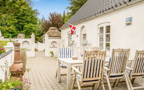 Ømunde - 1.8Km from the Sea: Blå, Busk, Sommerhus, Bunddække, Have, Estate, Skygge, Landscaping, Stuehus, Eco Hotel