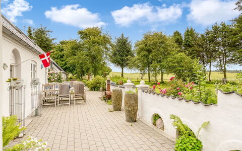 Ømunde - 1.8Km from the Sea: Blå, Busk, Sommerhus, Bunddække, Have, Estate, Skygge, Landscaping, Stuehus, Eco Hotel