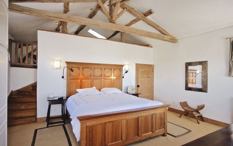 Larroque Haute: Møbel, Ejendom, Bygning, Komfort, Træ, Bed Frame, Billedramme, Indretning, Arkitektur, Etage