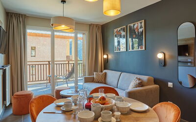 Auron 300: Bord, Ejendom, Møbel, Couch, Azure, Bordservice, Træ, Stol, Belysning, Lampe