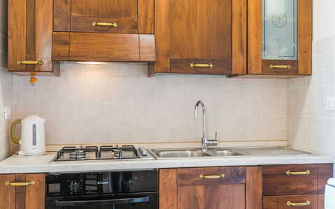 Castellina Marittima 200: Brun, Cabinetry, Countertop, Møbel, Ejendom, Køkkenvask, Håndvask, Hvid, Bygning, Køkken