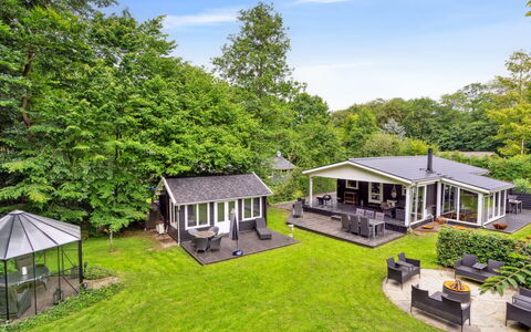 Araminta - 800M from the Sea: Møbel, Indretning, Gulvbelægning, Etage, Loft, Værelse, Stol, Bord, Lejlighed, Køkken & Spisebord