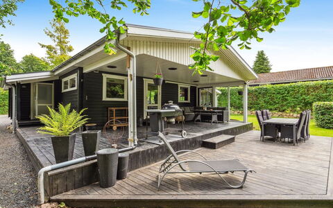 Araminta - 800M from the Sea: Møbel, Indretning, Gulvbelægning, Etage, Loft, Værelse, Stol, Bord, Lejlighed, Køkken & Spisebord