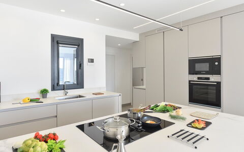 Yucas 1: Bord, Ejendom, Bygning, Vindue, Bordservice, Cabinetry, Indretning, Køkken, Træ, Gulvbelægning