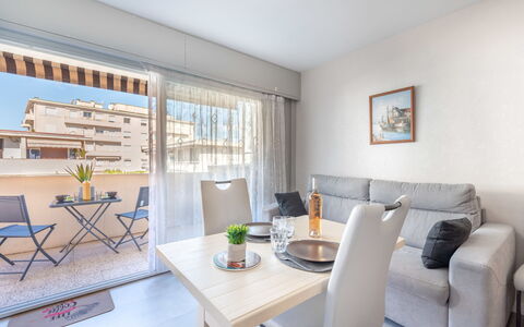 Le Copacabana: Bord, Møbel, Ejendom, Couch, Stol, Indretning, Komfort, Stue, Etage, Gulvbelægning