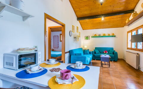 Chalet la Mazzanta: Møbel, Bord, Ejendom, Bygning, Orange, Indretning, Billedramme, Hus, Stol, Stue