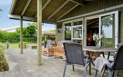 Konsta - 50M from the Sea: Træ, Tag, Arkitektur, Hjem, Hus, Sommerhus, Sidespor, Hårdttræ, Hældning, Estate