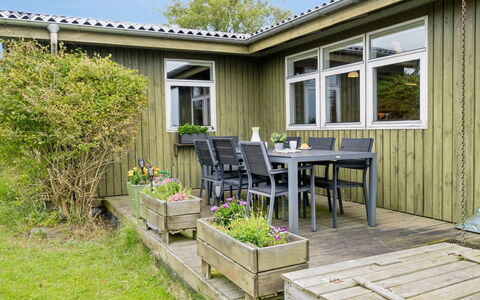 Konsta - 50M from the Sea: Træ, Tag, Arkitektur, Hjem, Hus, Sommerhus, Sidespor, Hårdttræ, Hældning, Estate