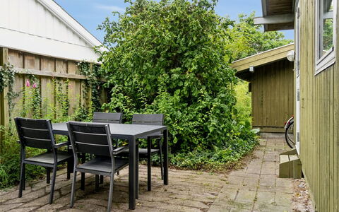 Konsta - 50M from the Sea: Træ, Tag, Arkitektur, Hjem, Hus, Sommerhus, Sidespor, Hårdttræ, Hældning, Estate