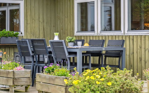 Konsta - 50M from the Sea: Træ, Tag, Arkitektur, Hjem, Hus, Sommerhus, Sidespor, Hårdttræ, Hældning, Estate