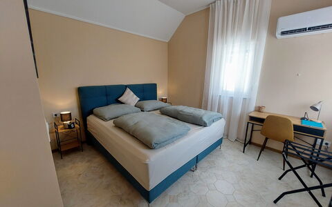 Buk City Apartments * * *: Træ, Textile, Soveværelse, Etage, Indretning, Gulvbelægning, Sengetøj, Seng, Sengetøj, Værelse