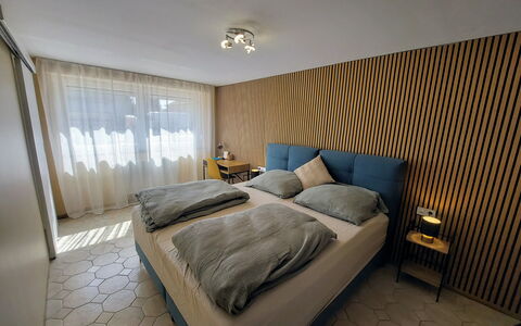 Buk City Apartments * * *: Møbel, Indretning, Seng, Gulvbelægning, Soveværelse, Etage, Væg, Træ, Loft, Sengetøj
