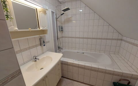 Buk City Apartments * * *: Sanitærarmatur, Gulvbelægning, Badekar, Badeværelse, Etage, Indretning, Vvs, Tap, Værelse, Flise