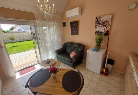 Buk City Apartments * * *: Møbel, Gulvbelægning, Indretning, Etage, Belysning, Værelse, Stue, Hjem, Stol, Loft