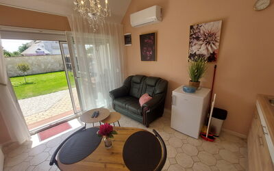 Buk City Apartments * * *: Møbel, Gulvbelægning, Indretning, Etage, Belysning, Værelse, Stue, Hjem, Stol, Loft