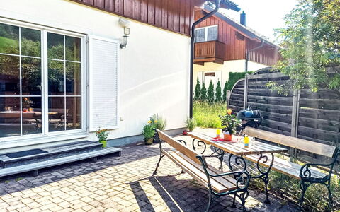 Astrid: Bygning, Ejendom, Møbel, Plante, Bord, Vindue, Træ, Skygge, Vejbelægning, Hus