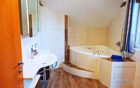 Astrid: Møbel, Ejendom, Sanitærarmatur, Tap, Bygning, Håndvask, Badeværelsesskab, Træ, Cabinetry, Badeværelse