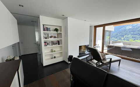 Villa Renate: Ejendom, Couch, Indretning, Etage, Stue, Gulvbelægning, Bygning, Træ, Plante