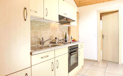 Bühl: Cabinetry, Countertop, Køkkenvask, Håndvask, Tap, Komfur, Køkken Apparat, Bygning, Dør, Træ
