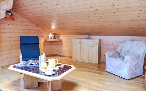 Bühl: Møbel, Ejendom, Cabinetry, Træ, Indretning, Bygning, Gulvbelægning, Etage, Bordservice, Komfort