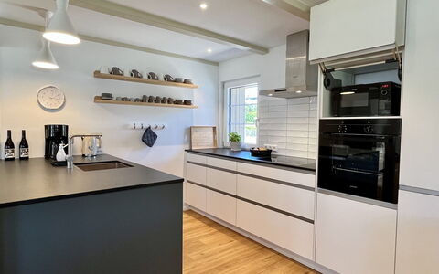 Melvill: Cabinetry, Countertop, Ejendom, Køkken Apparat, Husholdningsapparat, Køkken, Belysning, Indretning, Træ, Gulvbelægning
